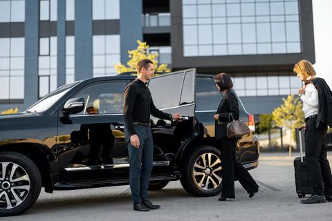 Chauffeur Services Explained: Luxury Transportation Solutions, Executive Travel and Premium Mobility Applications