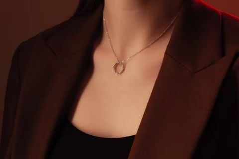 Pendant Necklaces Explained: Necklace Types, Metals, Pendant Designs, Gemstones, Settings, Styles and Buying Considerations